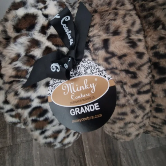 Minky Couture Leopard Print Cozy blanket - Picture 7 of 12